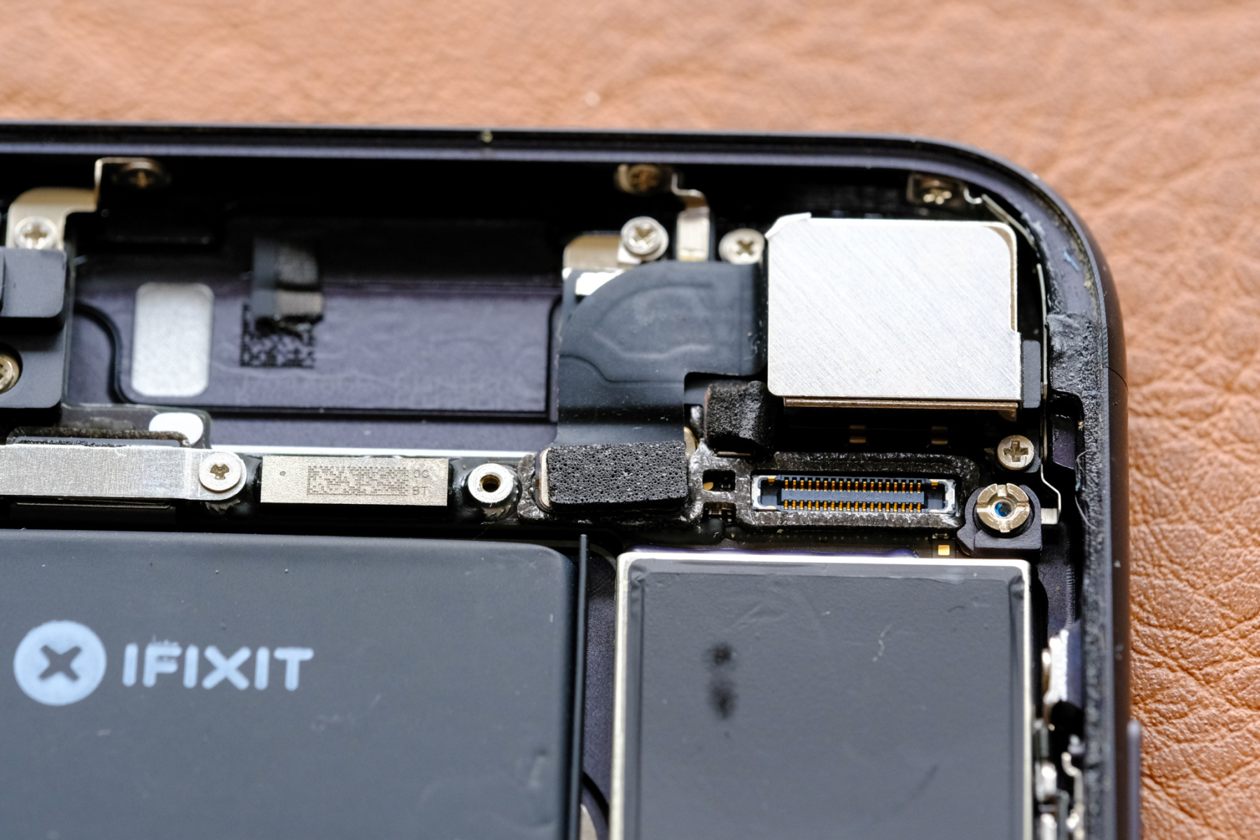 The Insides of an Apple iPhone 7 Seen Through the Macro Lens - OLAAF
