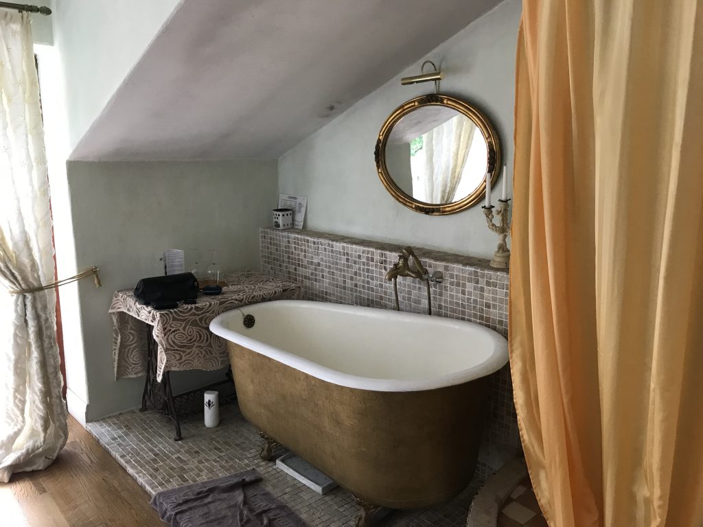 A bathtub at Divas Upes