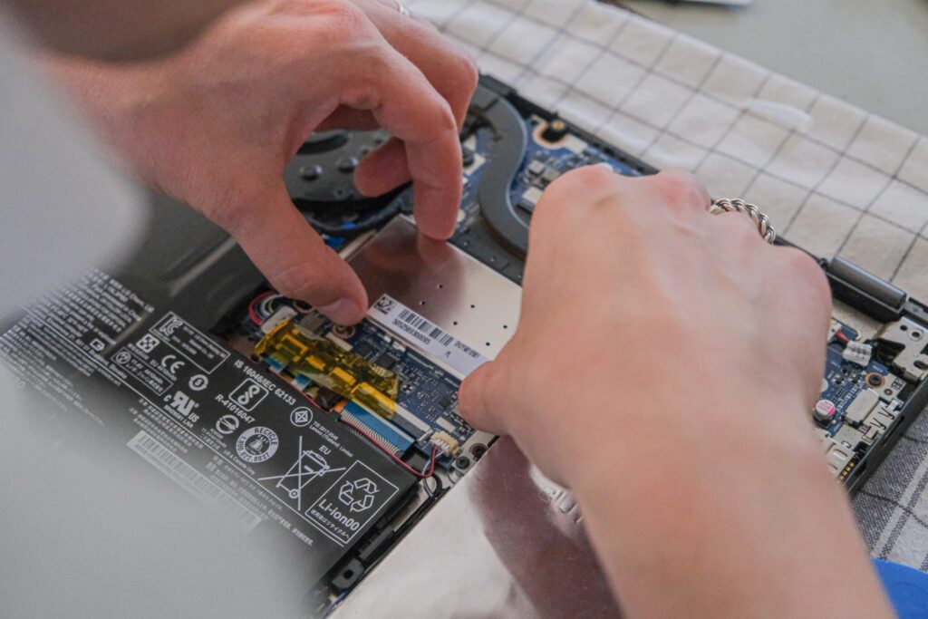 Lifting the RAM protector