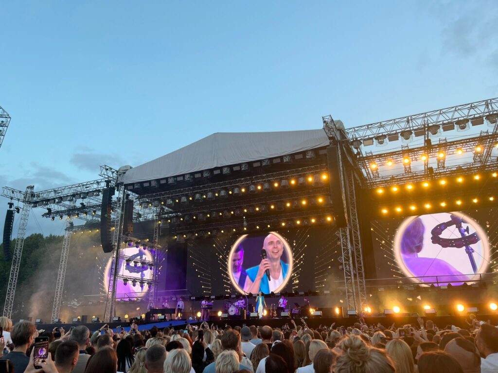 Dons performs at a concert
