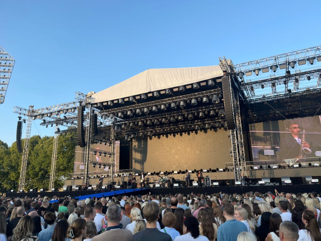 Dons performs at a concert