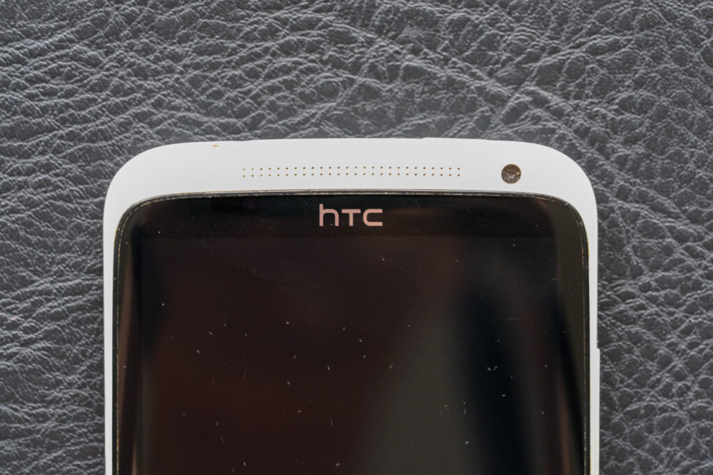 HTC One X - top front