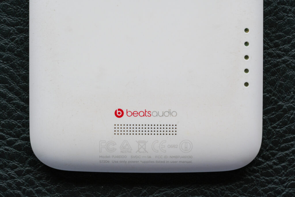 HTC One X - bottom back