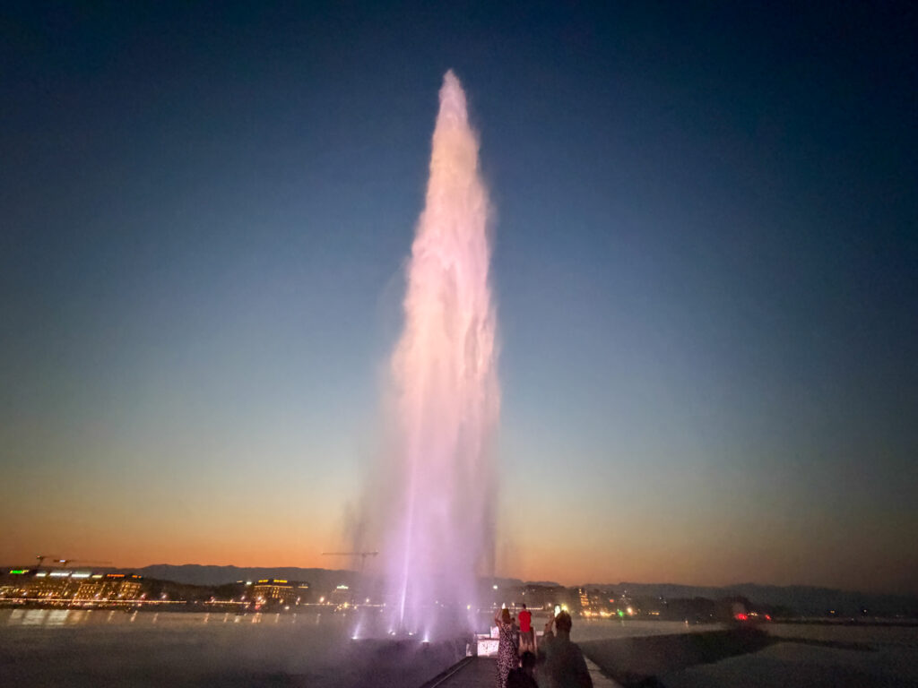 Jet d'Eau at night