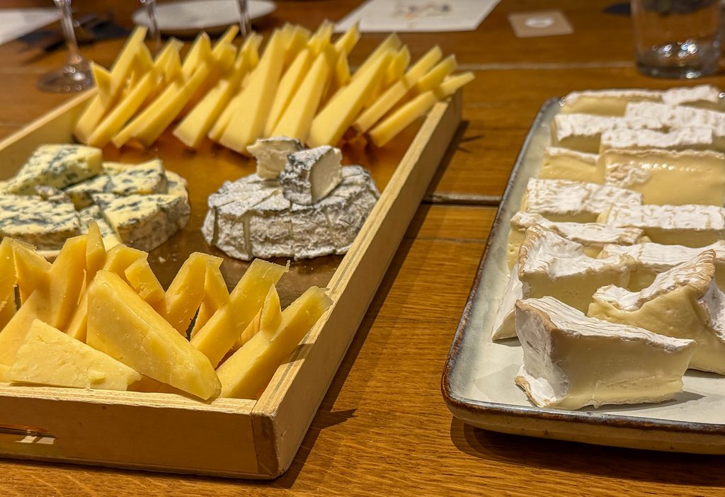 Wine and cheese tasting in Paris